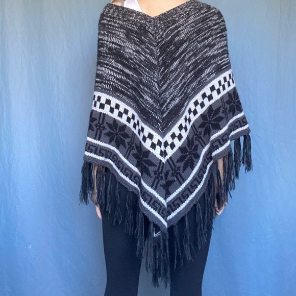 Romeo & Juliet Couture Medium Black & Grey Patterned Knit Sweater Poncho - Picture 6 of 8